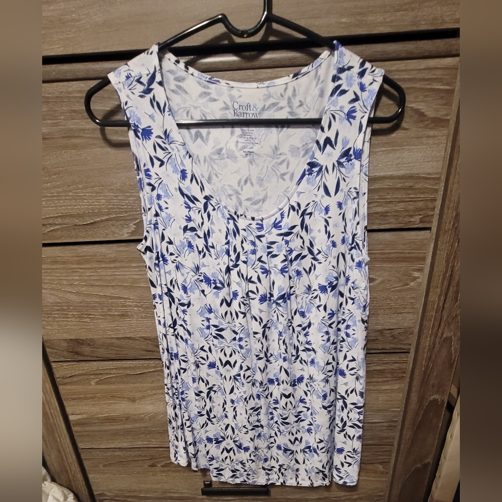Super soft croft and barrow sleeveless top, size medium, white with blue design